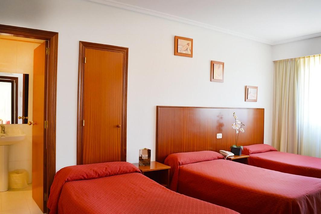 Hotel Os Caracoles Pereiro de Aguiar ภายนอก รูปภาพ