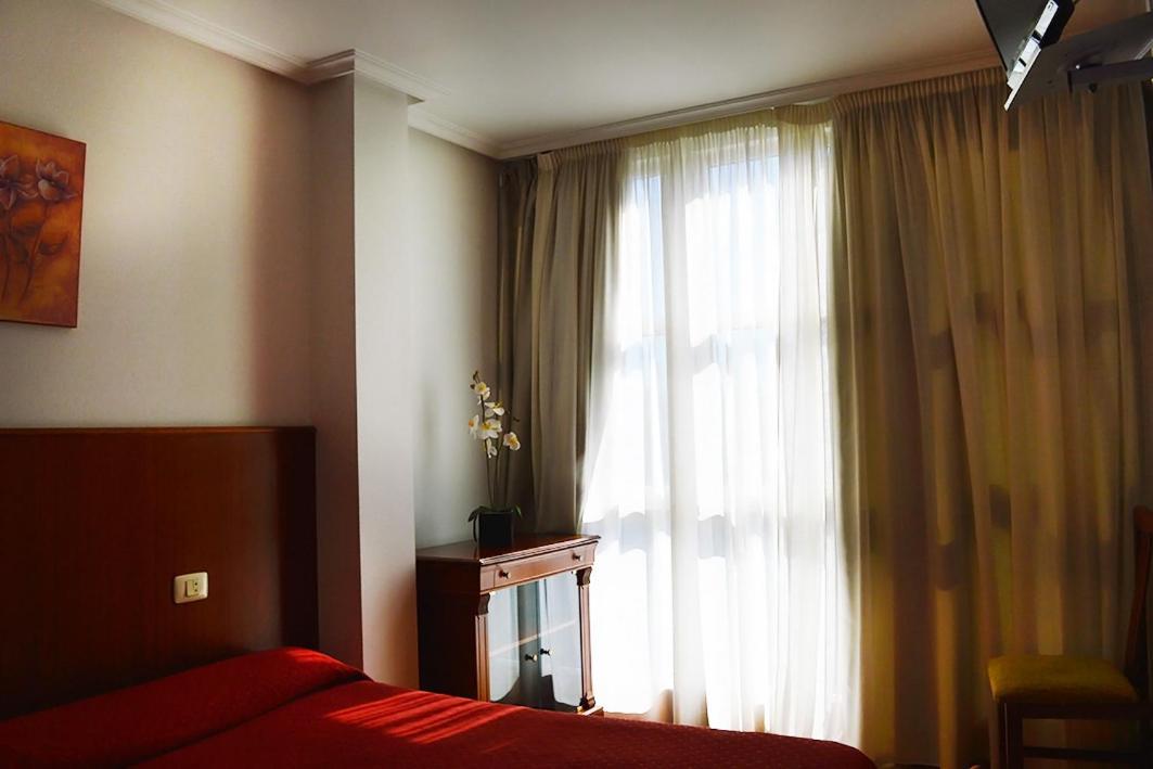 Hotel Os Caracoles Pereiro de Aguiar ภายนอก รูปภาพ